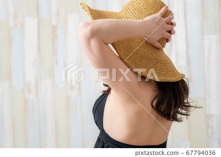 一個穿泳衣的女人 一個穿泳衣的女人 67794036