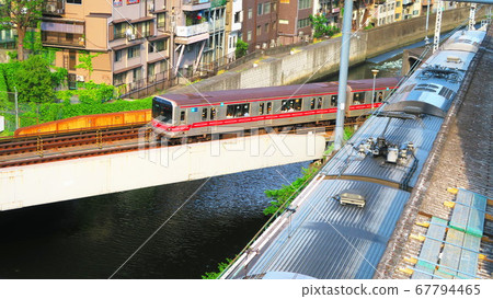 御茶之水站JR線和丸之內線列車的風景 御茶之水站JR線和丸之內線列車的風景 67794465