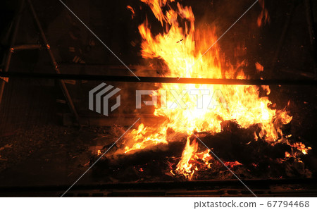 初峰燃燒的風景 67794468