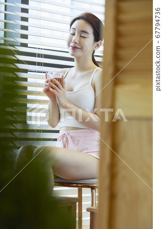 下午茶時間,茶療法,足浴,康復,年輕女子 下午茶時間,茶療法,足浴,康復,年輕女子 67794736