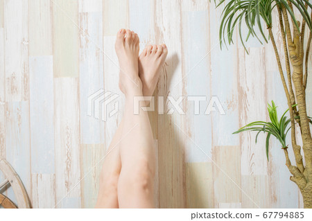 一個穿泳衣的女人 一個穿泳衣的女人 67794885