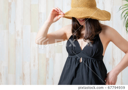 一個穿泳衣的女人 67794939