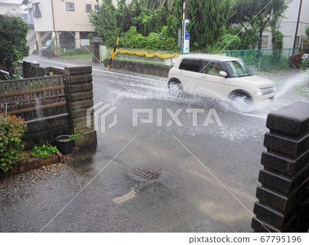 道路洪水大雨自然災害 道路洪水大雨自然災害 67795196