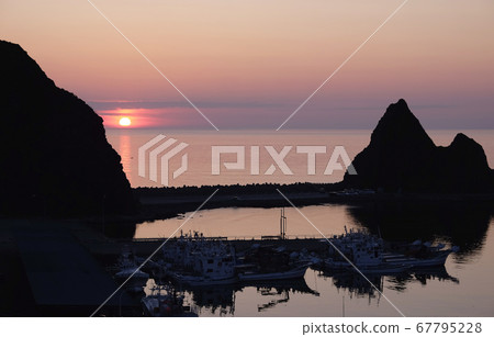 宇登呂港和三角岩的夕陽【世界遺產知床】六月 宇登呂港和三角岩的夕陽【世界遺產知床】六月 67795228