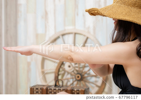 一個穿泳衣的女人 一個穿泳衣的女人 67796117