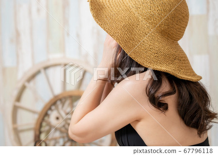 一個穿泳衣的女人 一個穿泳衣的女人 67796118