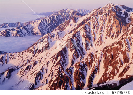 北阿爾卑斯白馬嶽剩餘的雪山地表和雲海 67796728