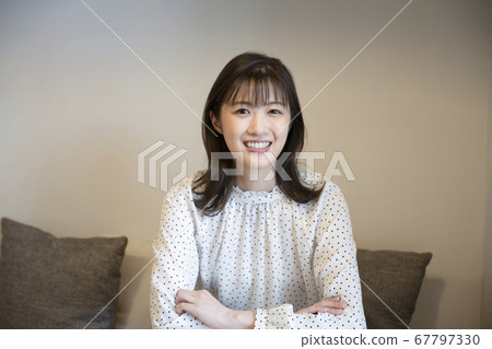 看照相機的一個少婦 67797330