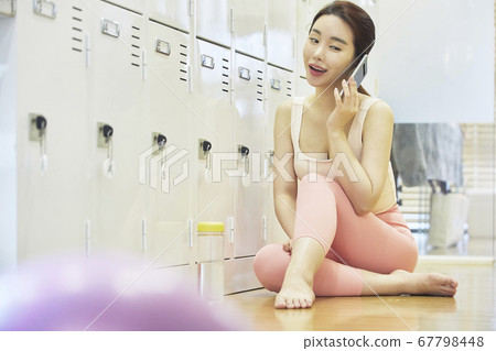 Relaxation, young woman, locker room, locker room, exercise, sports, health, fitness center, fitness center, sports center Relaxation, young woman, locker room, locker room, exercise, sports, health, fitness center, fitness center, sports center 67798448