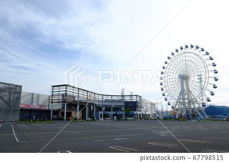 帶有摩天輪的大型商業設施的風景 帶有摩天輪的大型商業設施的風景 67798515