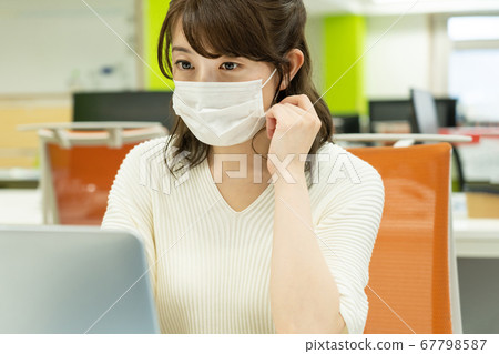 Business woman in a mask 67798587