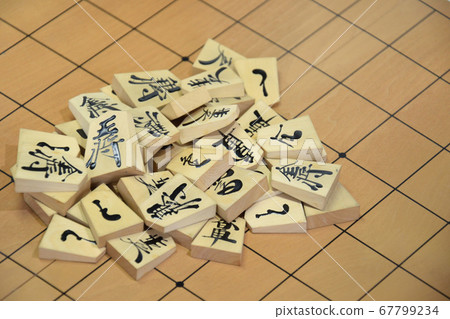 將棋盤和棋子 67799234