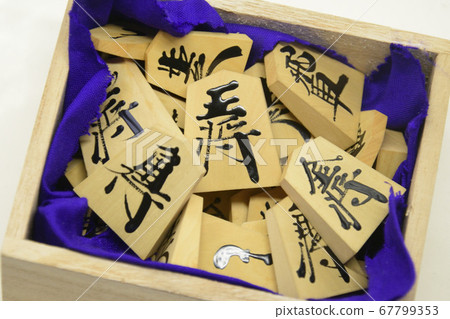 Shogi pieces in a paulownia box Shogi pieces in a paulownia box 67799353
