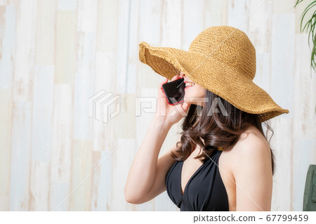 一個穿泳衣的女人 一個穿泳衣的女人 67799459