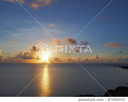 石垣島最北端的平崎崎燈塔的風景(大海,白天,日落) 石垣島最北端的平崎崎燈塔的風景(大海,白天,日落) 67800435