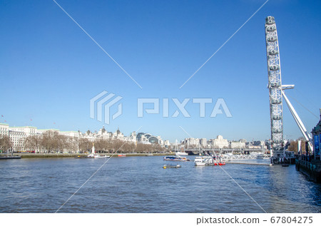 Scenery of the Thames river 67804275
