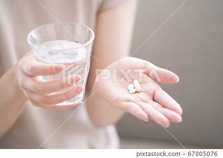 吃藥的女人 67805076