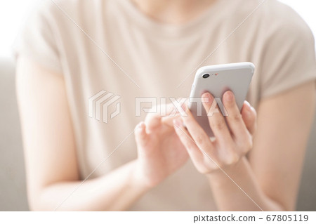 智能手機女性生活方式 67805119