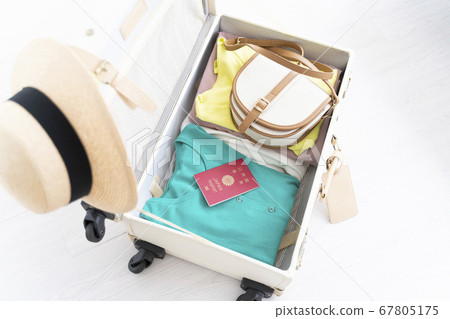 Travel packing suitcase 67805175