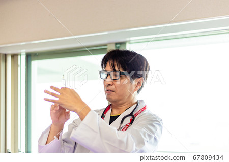 Doctor with syringe 67809434
