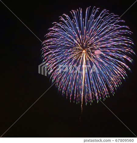 一發煙花變成美麗的藍色和彩虹色 67809560
