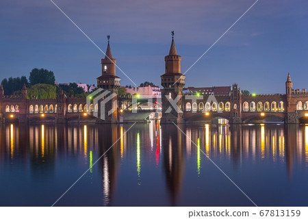 Oberbaum Bridge over the Spree River in Berlin, Oberbaum Bridge over the Spree River in Berlin, 67813159