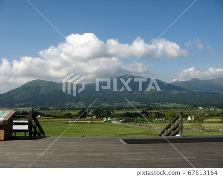 藍藍的天空下的開放空間 67813164