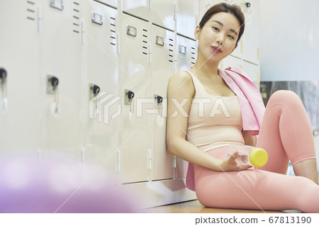 休閒,年輕女子,更衣室,更衣室,鍛煉,運動,健康,健身中心,健身中心,體育中心 休閒,年輕女子,更衣室,更衣室,鍛煉,運動,健康,健身中心,健身中心,體育中心 67813190