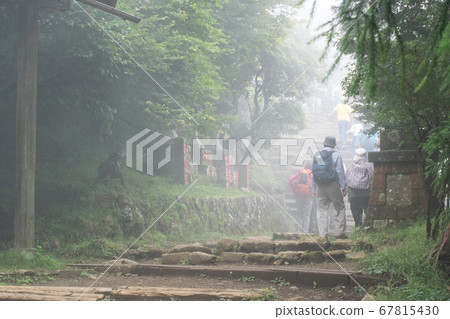 Mountaineer drunk by heavy fog during mountaineering 67815430