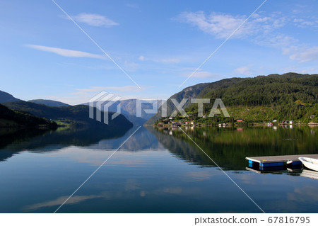 挪威烏爾維克區的挪威哈當厄爾峽灣，令人耳目一新的清晨山脈，水面和天空 67816795
