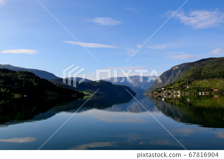 挪威哈當厄爾峽灣，烏爾維克區，可以俯瞰清晨的山脈，水面和天空 67816904