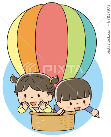 兩個孩子騎著氣球 67817972