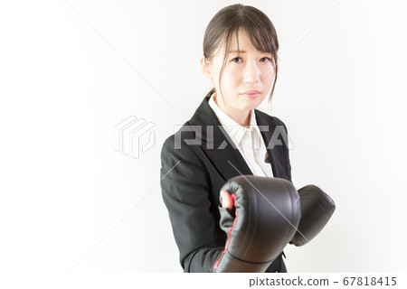 女商人戴著拳擊手套和準備戰鬥 女商人戴著拳擊手套和準備戰鬥 67818415
