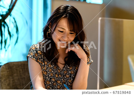Business woman working in an infectious disease control office Business woman working in an infectious disease control office 67819848