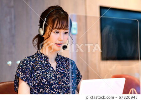 接線員在受電暈保護的辦公室聊天 67820943