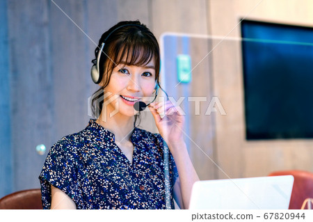 接線員在受電暈保護的辦公室聊天 接線員在受電暈保護的辦公室聊天 67820944