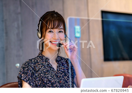 接線員在受電暈保護的辦公室聊天 接線員在受電暈保護的辦公室聊天 67820945