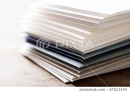 許多堆積的字母 67823459