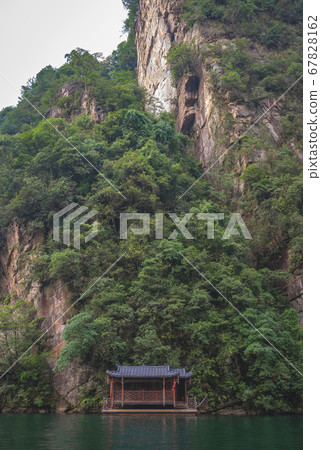 Floating house of Baofeng Lake 67828162