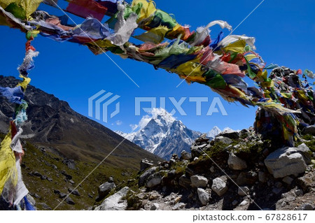 珠穆朗瑪峰徒步西藏五色旗塔爾喬 67828617