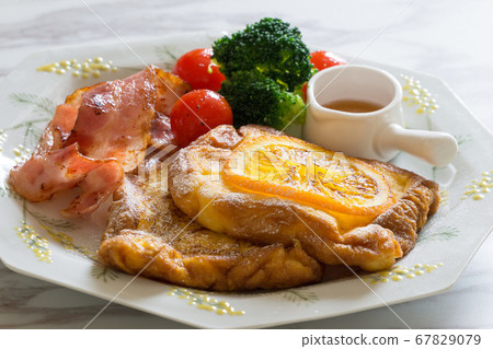Breakfast French toast 67829079