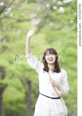 一個女人揮手 67830799
