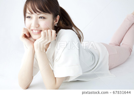 一位女士臉頰貼 67831644