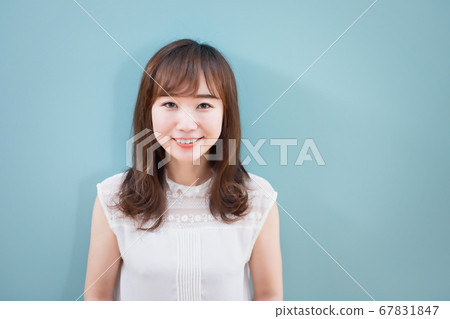 藍牆前的女人 藍牆前的女人 67831847