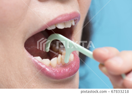 做牙籤的中年女人 做牙籤的中年女人 67833218