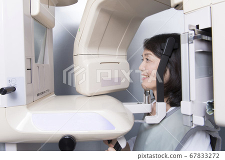 一名中年婦女正在拍牙齒的X射線 67833272