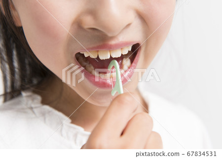 一個女孩做牙籤 67834531