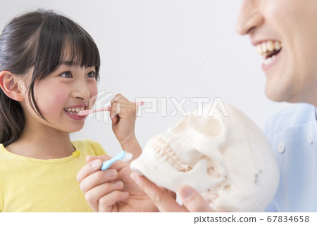 男牙醫教學女孩刷牙 67834658