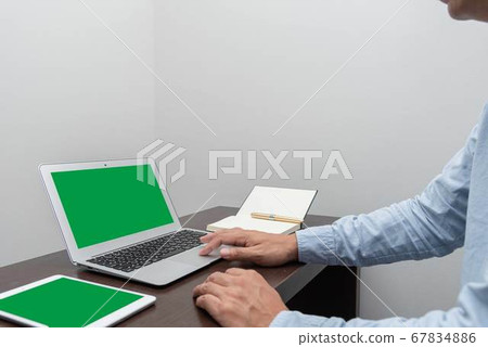 在業務場景中使用筆記本電腦在家工作 67834886
