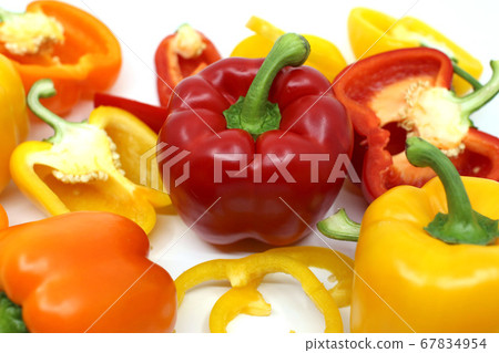 新鮮辣椒粉以各種各樣的顏色有白色背景 新鮮辣椒粉以各種各樣的顏色有白色背景 67834954